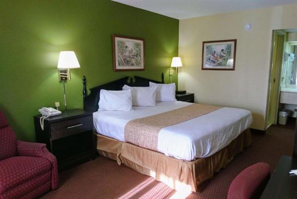 Travelodge by Wyndham Knoxville East image 14