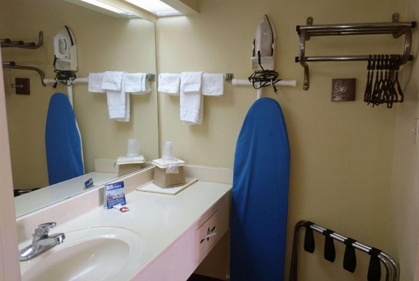 Travelodge by Wyndham Knoxville East image 16