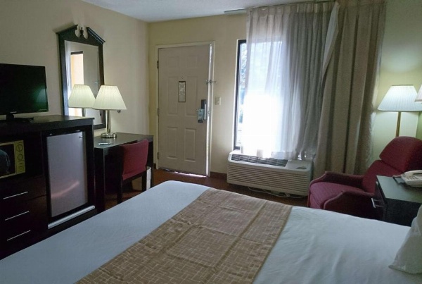 Travelodge by Wyndham Knoxville East image 17