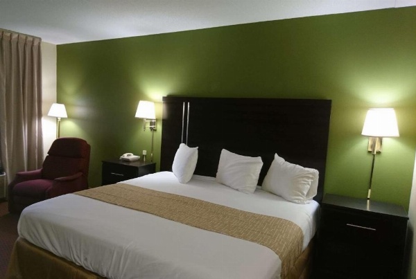 Travelodge by Wyndham Knoxville East image 8